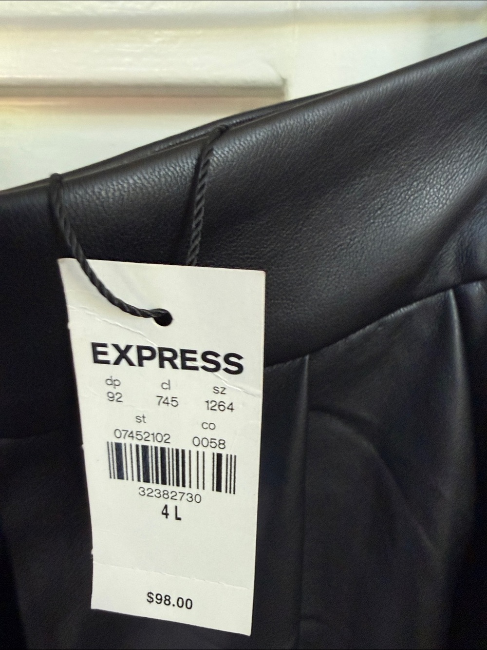Express NWT Black Faux Leather Pleated Ankle Pants Ladies 4L - Picture 6 of 8